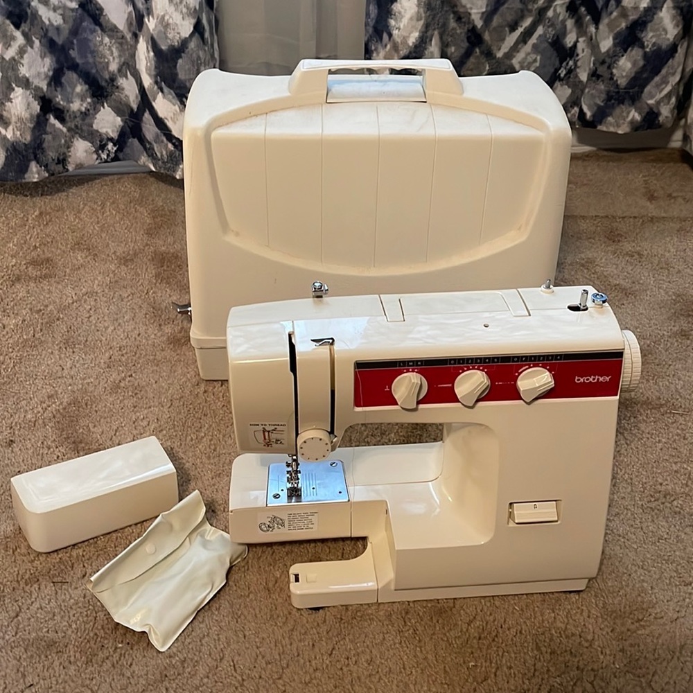 Brother V1100 Sewing Machine With Case